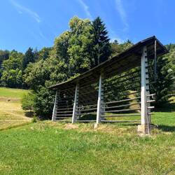 So wird ds Höi tröchnet und gelageret: über die Stangene gleit