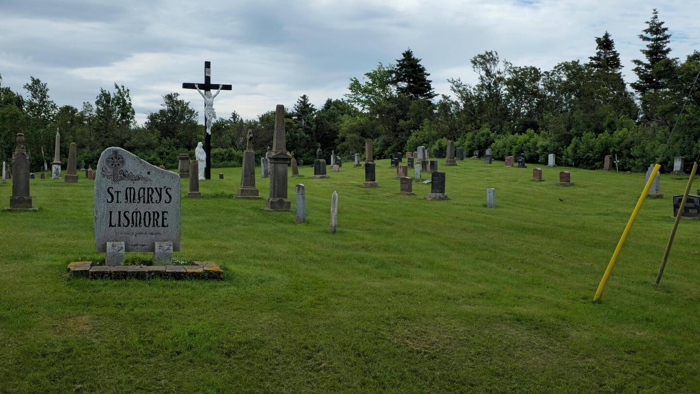 So sehen Friedhöfe in Kanada fast immer aus. Steine und Gras