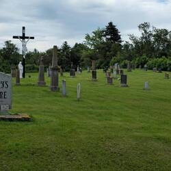 So sehen Friedhöfe in Kanada fast immer aus. Steine und Gras