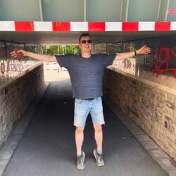 Vom Yachthafen nach Winningen muss man unter der Bahn hindurch