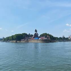 Rum um's Deutsche Eck, rechts rein in die Mosel