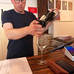 Winzer Daniel Fries kredenzt Riesling aus den Lagen Röttgen und Uhlen