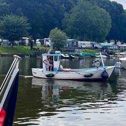 Fahrschulboot mit Fischernetz im Winninger Yachthafen