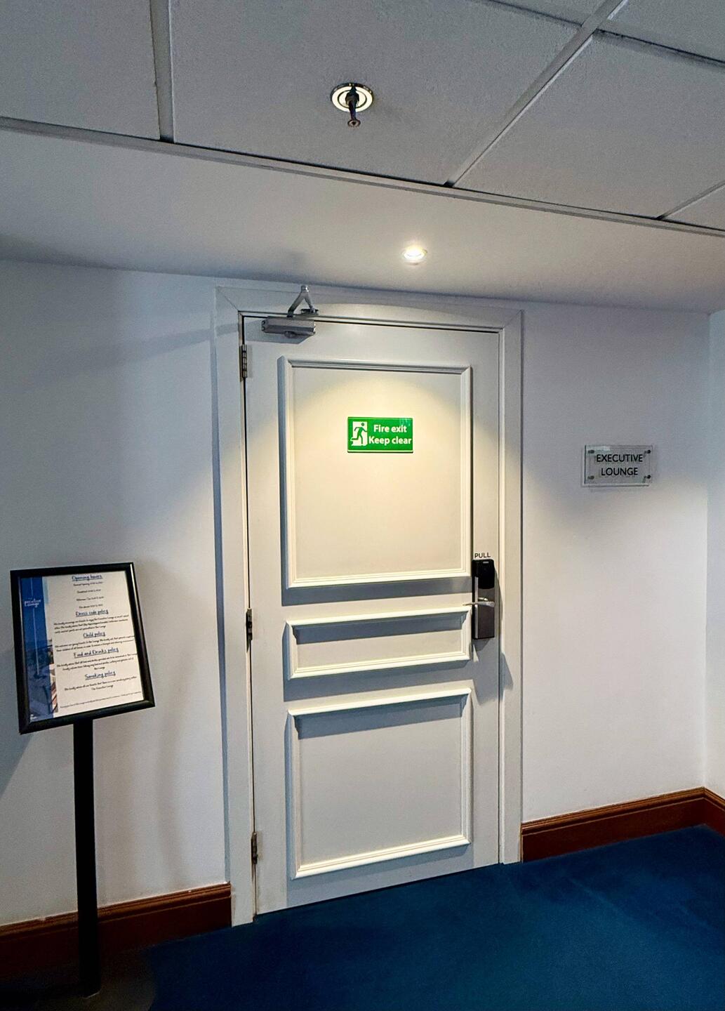 Hinter diese nichtssagenden Tür versteckt sich die Lounge