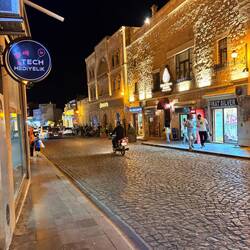 Auffallend viele junge Frauen, teils mit Kopftuch, teils sehr freizügig