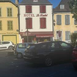 Not stay in in this hôtel but had 2 very good meals. Our médiocre French tortured the host!