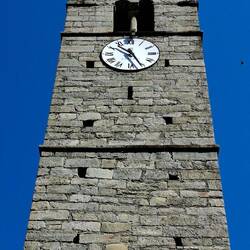 De voor de regio zeer typische kerktoren van Hône.