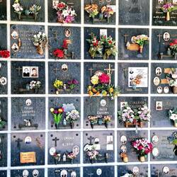 Grafstenen als de ruimte beperkt wordt door bergen en rotsen.