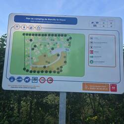 sehr schöner Platz mitten in der Natur, das einzige was man hört sind die zahlreich anwesenden Vögel