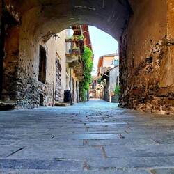 Het pitoreske straatje in het dorpje Bard. Kompleet zonder toeristen.