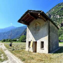 Om de pelgrims te ondersteunen staan her en der dergelijk kleine kapelletjes.