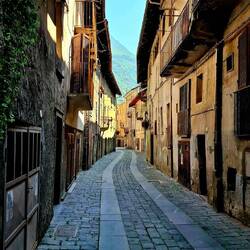 Het dorpje Donnas is onwezenlijk stil. Maar de echte bedrijvigheid volgt snel.