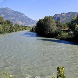 De Dora Baltea is klaar om de Alpen te verlaten. Wat een debiet zeg.