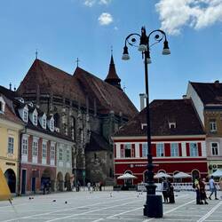 Die Biserica Neagră, die Schwarze Kirche. Durch einen Brand geschwärzt und daher der Name.