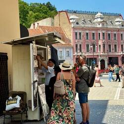 Ein Künstler verkauft seine Werke.