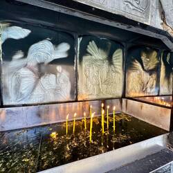 Die Kerzen sind immer in einem extra Gebäude, aus Brandschutz?! Oder wegen der Hitze?!