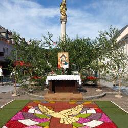 in einigen Orten werden Blumenteppiche ausgelegt