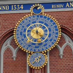 ... mit einer schönen astronomischen Uhr