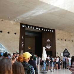 Das ist die Nebeneingangsschlange mit den vorgebuchten Tickets