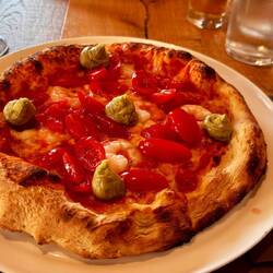 Pizza mit Garnelen, frischen Tomaten und Avocado-Limetten-Creme 🤩