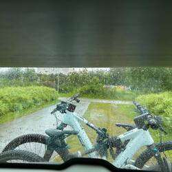 Draussen regnet es in Strömen