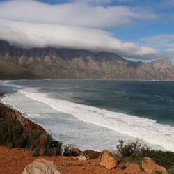Die Küstenstraße bietet immer wieder tolle Ausblicke auf das Meer...