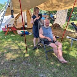 Caro verhilft Dirk zu einem neuen geflochtenen Zopf