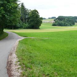 Un vrai plaisir ces pistes cyclables qui serpentent dans la verdure. Les montées, un peu moins.