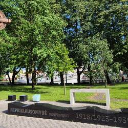 Neu errichtetes Denkmal zum 100. Jahrestag der Unabhängigkeit (2019)