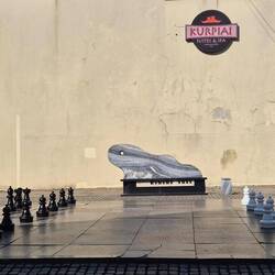 Schachspiel mit zusammengesetzter Skulptur "Baltic Wave" von den künstlerischen Wellen der Ostsee...
