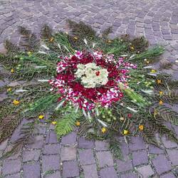 Die Stadt ist für Fronleichnam geschmückt.