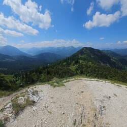 Ausblick vom Gipfel. Hinten (li) der Achensee