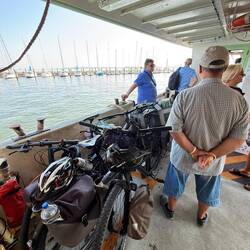 Die erste Fähre von dreien.