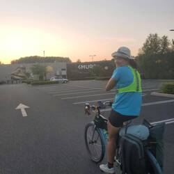 On a traversé une zone commerciale pour trouver un bar et se recharger