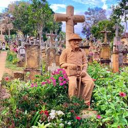 Statue trop belle sur une tombe