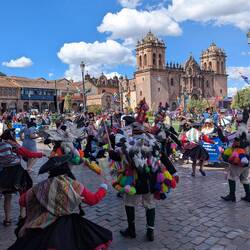 Verschiedene Stamme, verschiedene Kostüme, (Ente auf dem Rücken)