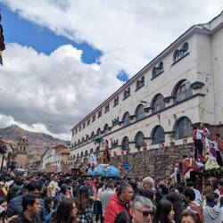 Verschiedene Statuen werden in die Kirche getragen