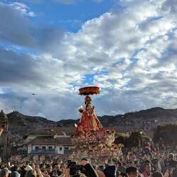 Statue wird in Kirche getragen