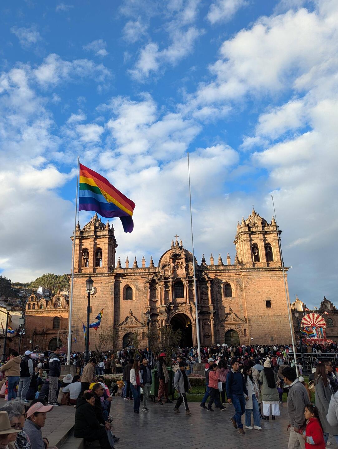 Plaza de Armas, die Flagge steht für die verschiedenen Völker der Anden