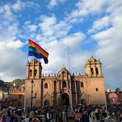 Plaza de Armas, die Flagge steht für die verschiedenen Völker der Anden