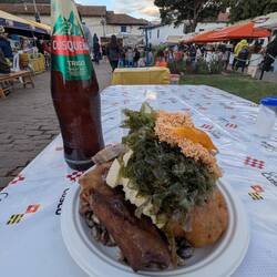 Musste ich natürlich mal kosten, es gibt quasi einmal von allem ein bisschen mit Alge als Topping