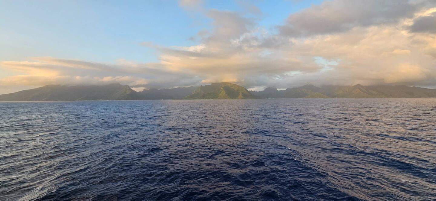 Sailing in to Mo'orea