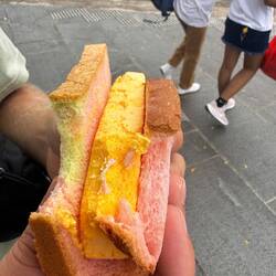 Spezialität: Eis im Toast