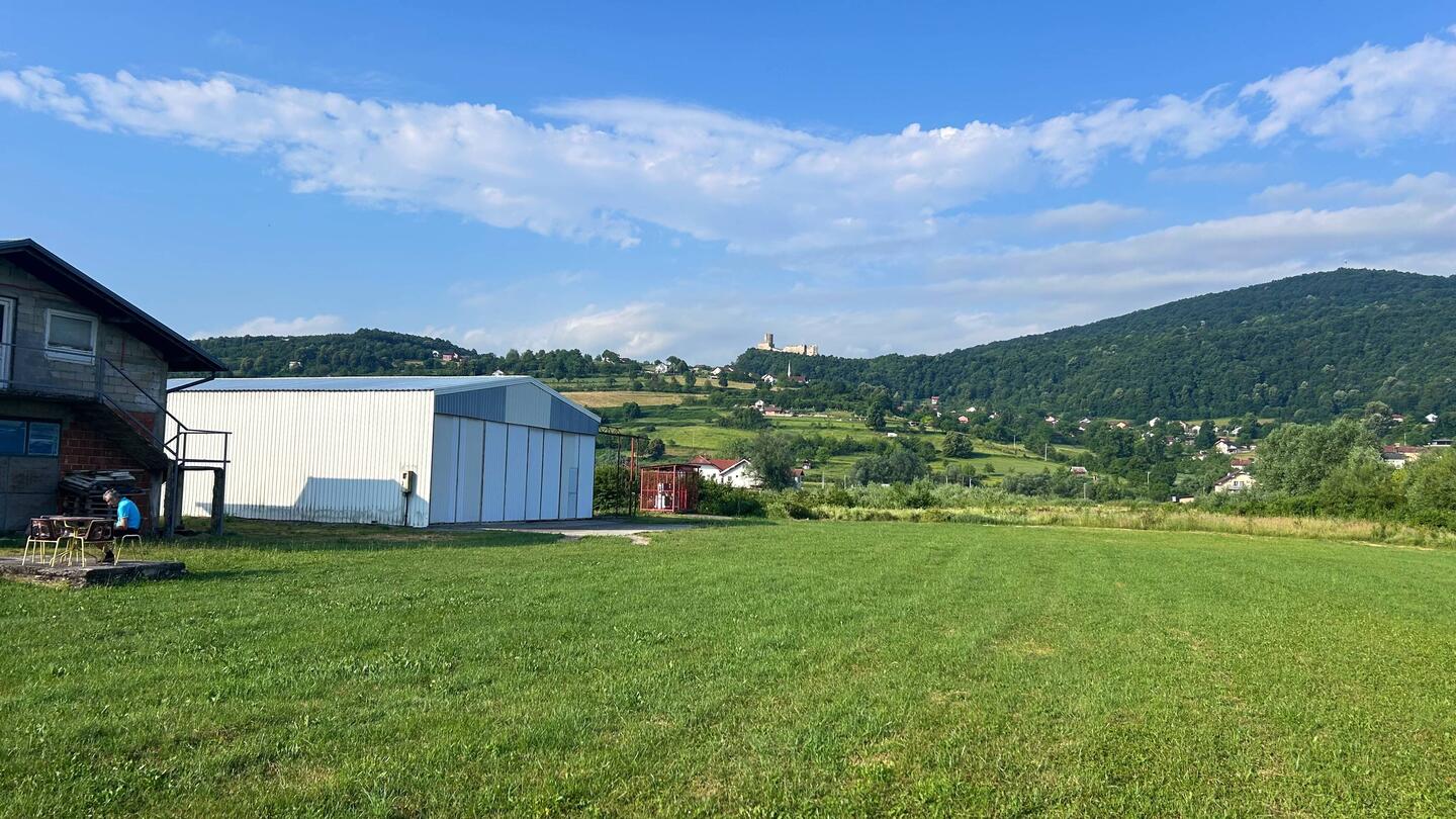 Der Flugplatz mit Blick auf die Burg