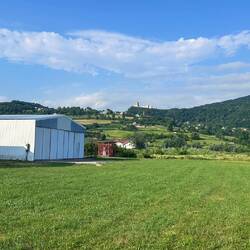 Der Flugplatz mit Blick auf die Burg