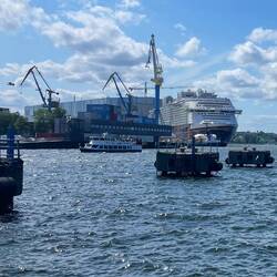 Blick vom "Alten Hafen" auf das 19-stöckige Kreuzfahrtschiff