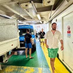 Auto ist sicher geparkt und wir gehen Richtung Deck