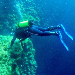 Man merkt die Brandung beim Safety Stop, da hält sich Alex lieber fest