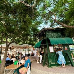 Scheinbar beliebter Treffpunkt der älteren Herrschaften - für Bier ist hier auch gesorgt