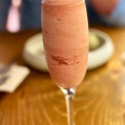 Ein ganzes Glas voller Erdbeereis für mich 😎